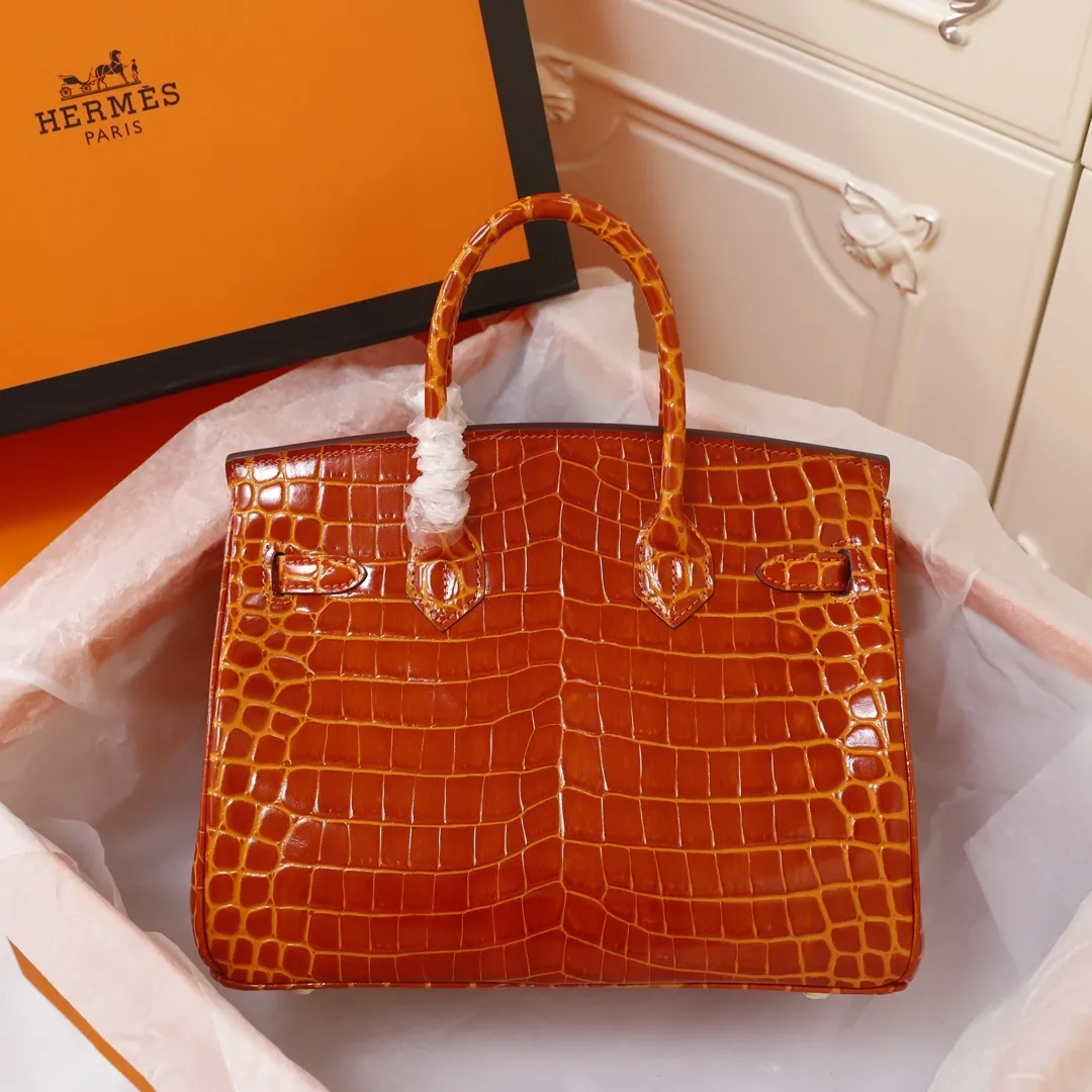All Categories Official Website "Brand Women's Bags" Women's Bags 💙 Hermes (original order, new background) Hermes H Birkin glossy crocodile CK67 Vert Fonce 30cm 58004500 35cm 58004700 The most beautiful and classic high-gloss crocodile pattern among the favorites! Unique texture, pure steel