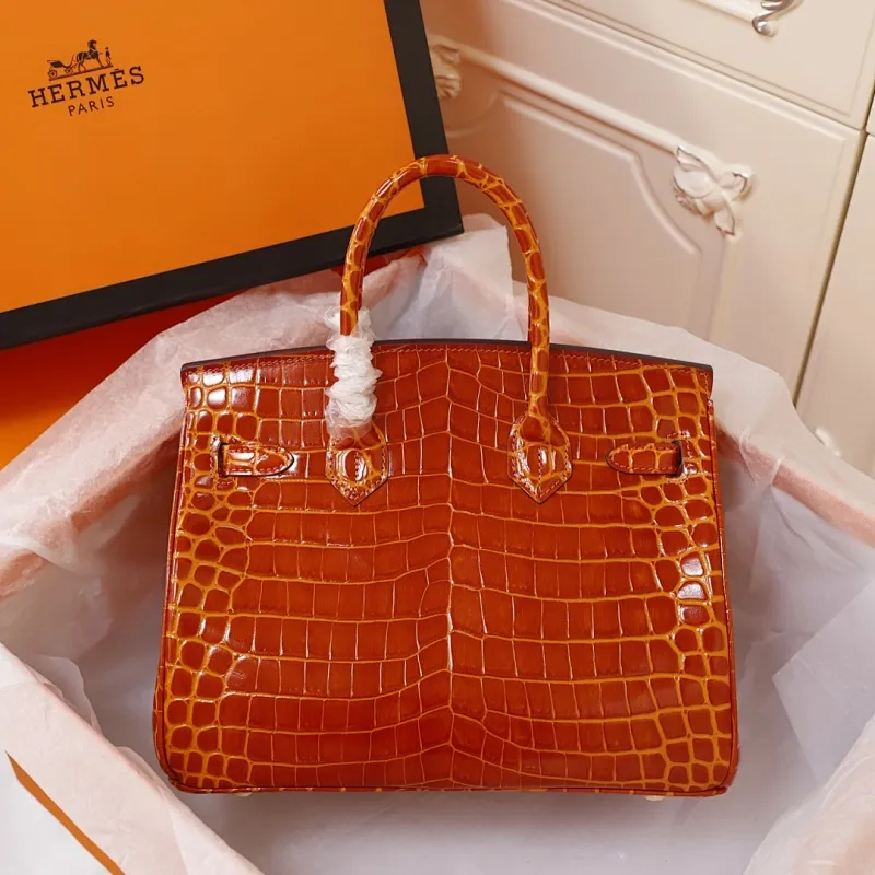 All Categories Official Website "Brand Women's Bags" Women's Bags 💙 Hermes (original order, new background) Hermes H Birkin glossy crocodile CK67 Vert Fonce 30cm 58004500 35cm 58004700 The most beautiful and classic high-gloss crocodile pattern among the favorites! Unique texture, pure steel