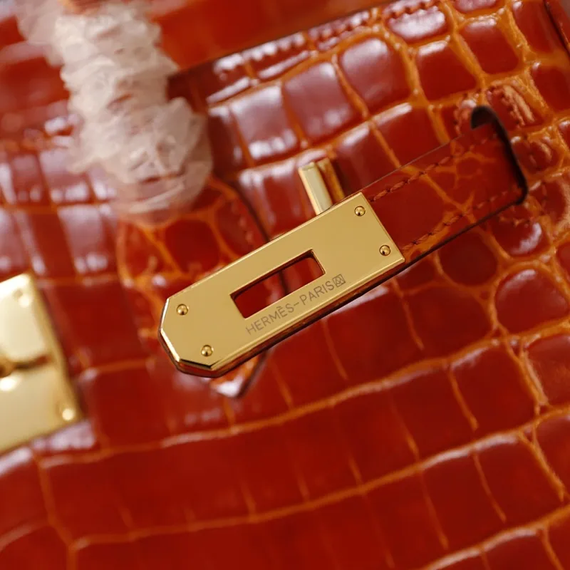 All Categories Official Website "Brand Women's Bags" Women's Bags 💙 Hermes (original order, new background) Hermes H Birkin glossy crocodile CK67 Vert Fonce 30cm 58004500 35cm 58004700 The most beautiful and classic high-gloss crocodile pattern among the favorites! Unique texture, pure steel