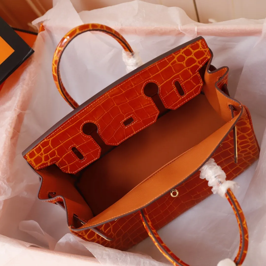 All Categories Official Website "Brand Women's Bags" Women's Bags 💙 Hermes (original order, new background) Hermes H Birkin glossy crocodile CK67 Vert Fonce 30cm 58004500 35cm 58004700 The most beautiful and classic high-gloss crocodile pattern among the favorites! Unique texture, pure steel