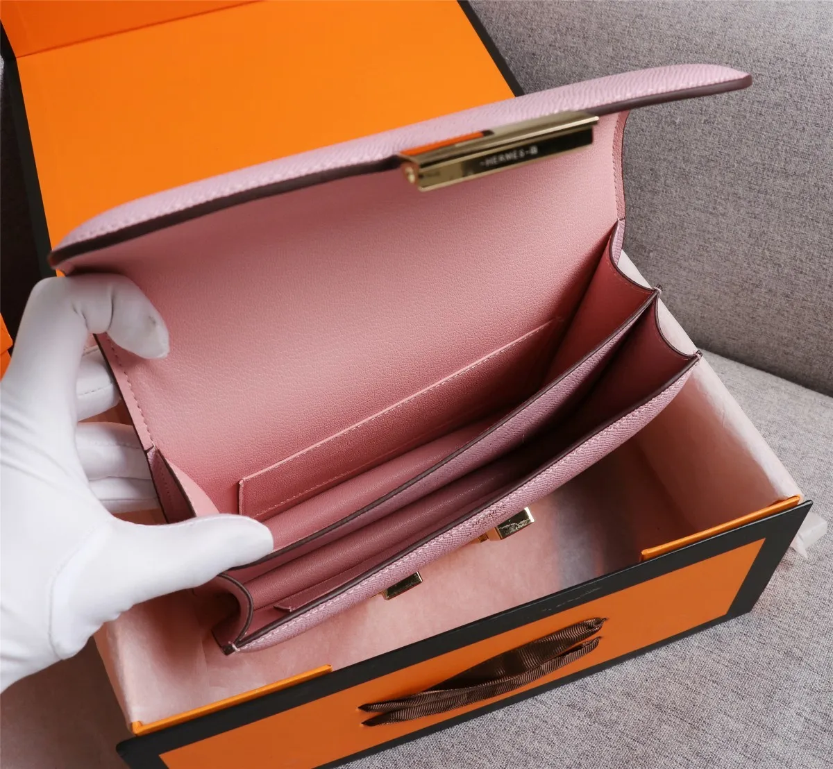 All categories Official website "Brand Women's Bags" Women's bags 💙 Hermes Hermès Made in France Large size 58002800 Small size 58002600 constance stewardess bag ☣️Genuine epsom leather pure steel silver-plated buckle Genuine leather source super good feel Accessories stainless steel laser logo perfect flip arc and three-dimensionality
