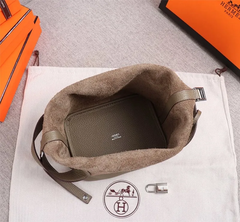 All Categories Official Website "Brand Women's Bags" Women's Bags 💙 Hermes 2022 official new Hermes women's hand-carrying cross-body dual-use bag wholesale Large size 58002300 Small size 58002150 High quality Size: Large size 22CM Small size 18CM