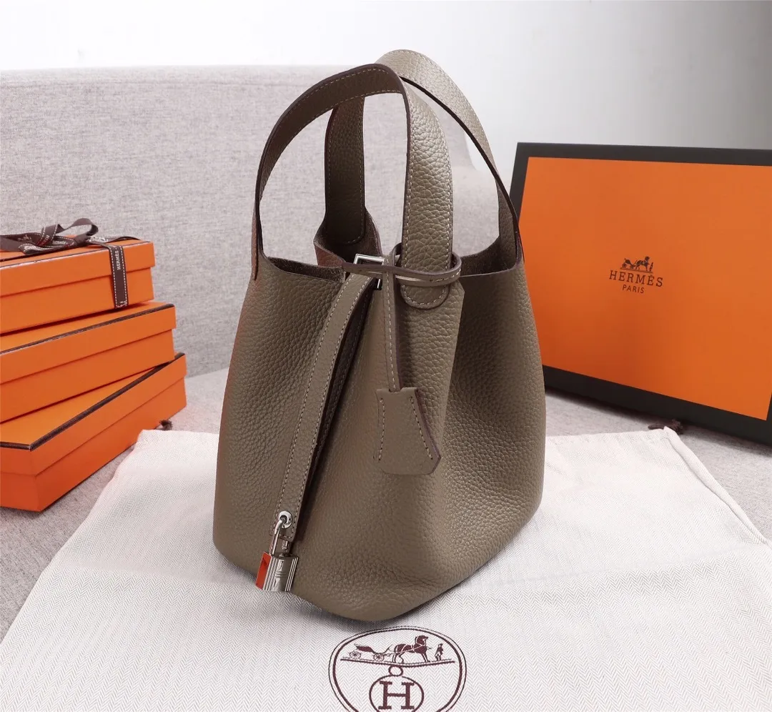 All Categories Official Website "Brand Women's Bags" Women's Bags 💙 Hermes 2022 official new Hermes women's hand-carrying cross-body dual-use bag wholesale Large size 58002300 Small size 58002150 High quality Size: Large size 22CM Small size 18CM