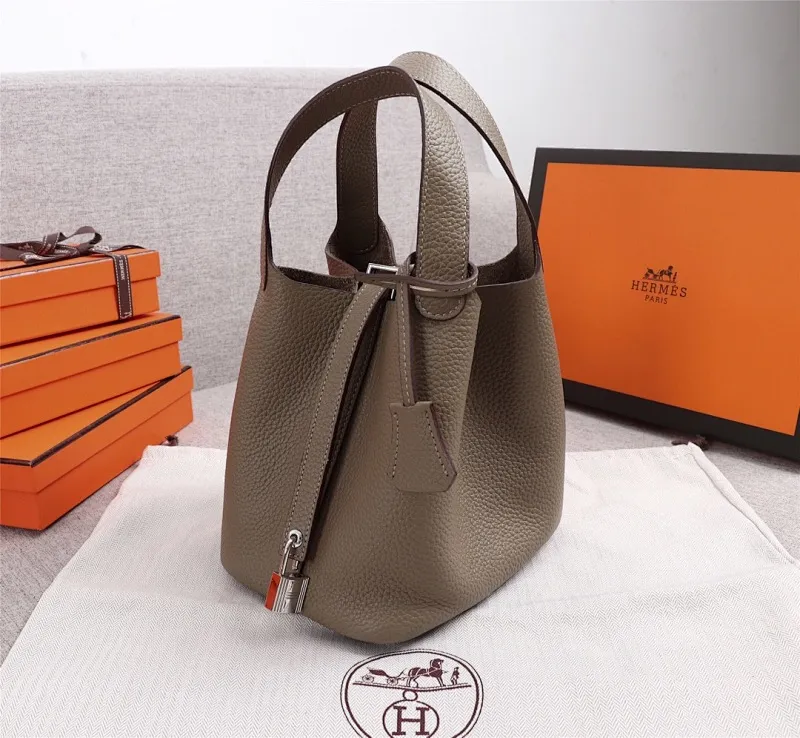 All Categories Official Website "Brand Women's Bags" Women's Bags 💙 Hermes 2022 official new Hermes women's hand-carrying cross-body dual-use bag wholesale Large size 58002300 Small size 58002150 High quality Size: Large size 22CM Small size 18CM