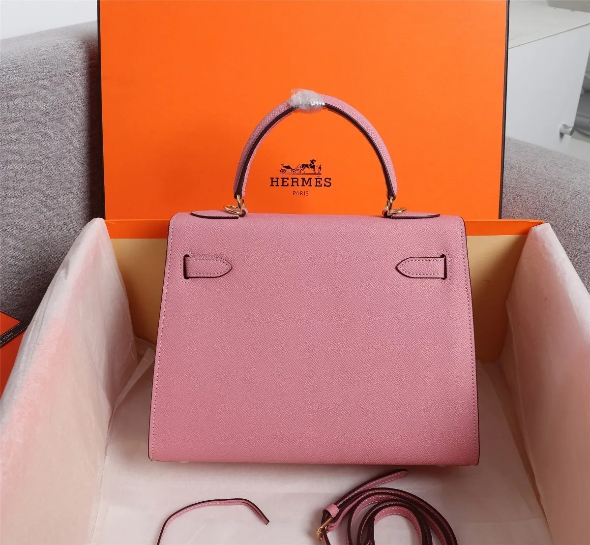 All Categories Official Website "Brand Women's Bags" Women's Bags 💙 Hermes 2022 official new Hermes women's hand-carrying cross-body dual-use bag wholesale cowhide palm print customization Large size 58002500 Medium size 58002300 Small size 58002300 High quality Size: Large size 28-22-10CM Medium size 25-17