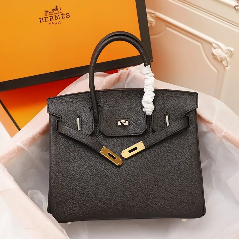 All Categories Official Website "Brand Women's Bags" Women's Bags 💙 Hermes (Platinum original single, new background) Hermès pebbled pattern 30cm 58003800 35cm 58004000 Imported first-layer calfskin 🏼No matter how small the details are, you can see them at a glance🏻Steel hardware, never fade🏻️➰We let the details speak for themselves