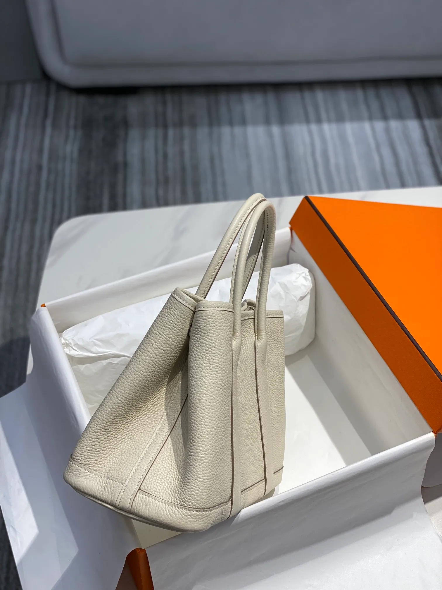 All categories Official website "Brand Women's Bags" Women's Bags 💙 Hermes 2022 Official New Hermès Cowhide Handbag Wholesale Small size 58003300 Large size 58003500 High quality Size: Small size 31-20-15CM Large size 36-24-17CM