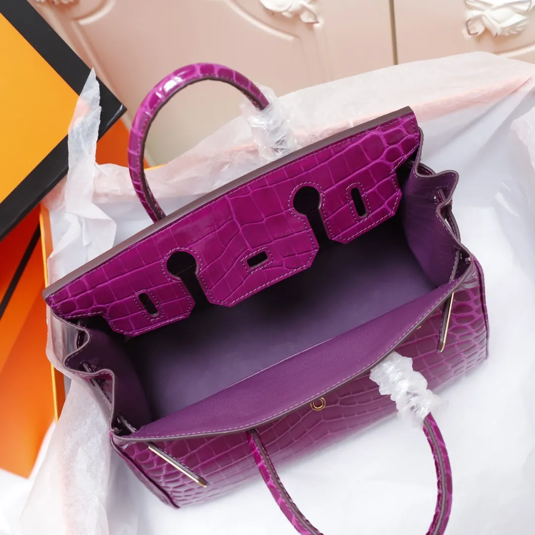 All Categories Official Website "Brand Women's Bags" Women's Bags 💙 Hermes (original order, new background) Hermes H Birkin glossy crocodile CK67 Vert Fonce 30cm 58004500 35cm 58004700 The most beautiful and classic high-gloss crocodile pattern among the favorites! Unique texture, pure steel