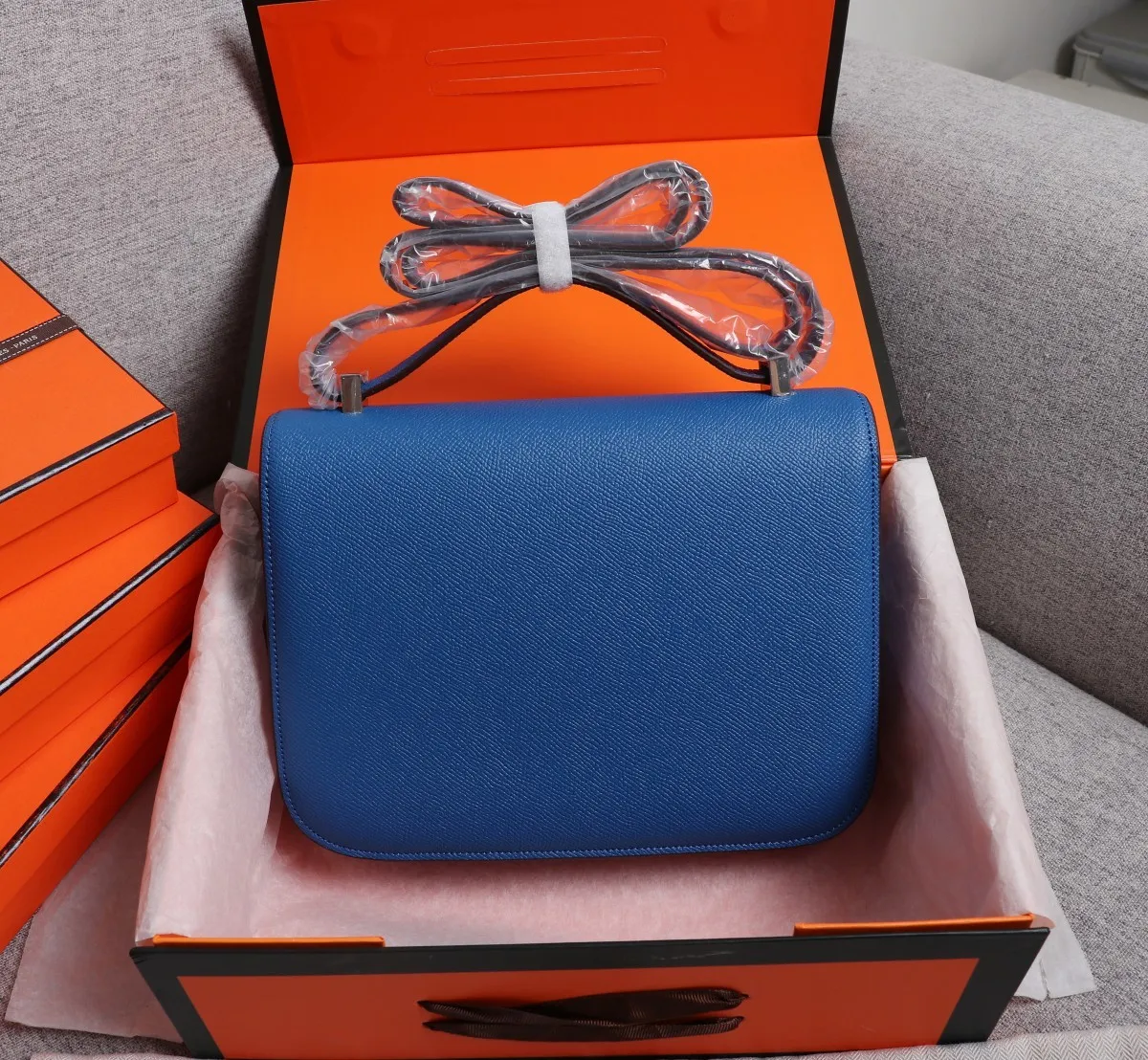 All categories Official website "Brand Women's Bags" Women's Bags 💙 Hermes 2022 Official New Hermès Women's Crossbody Bag Wholesale Genuine Epsom leather Pure steel silver-plated buckle Large size 58002500 Small size 58002300 High quality Size: Large size 22-6-17CM Small size 19-5-14.5CM