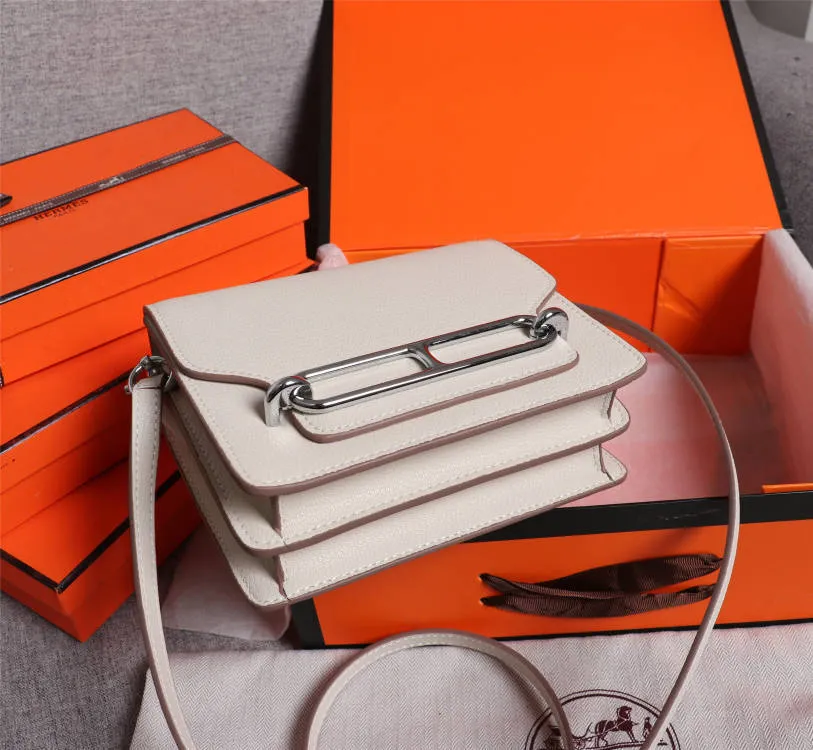 All Categories Official Website "Brand Women's Bags" Women's Bags 💙 Hermes Small Size 58002600 Large Size 58002800 Hermes Yang Mi's same style pig nose is available for sale now. It is so beautiful in person that it refuses huge profits. The lines are clear. The leather is comfortable original leather, with a fashionable pig nose-shaped buckle. The stitching is neat and fine, and the oil edge can only appear after repeated repetitions.