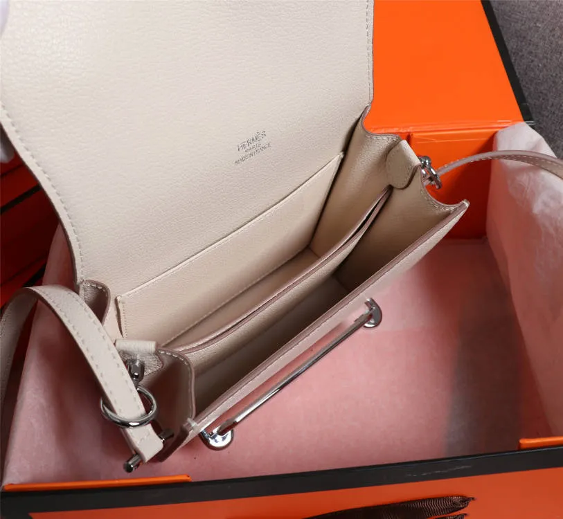 All Categories Official Website "Brand Women's Bags" Women's Bags 💙 Hermes Small Size 58002600 Large Size 58002800 Hermes Yang Mi's same style pig nose is available for sale now. It is so beautiful in person that it refuses huge profits. The lines are clear. The leather is comfortable original leather, with a fashionable pig nose-shaped buckle. The stitching is neat and fine, and the oil edge can only appear after repeated repetitions.