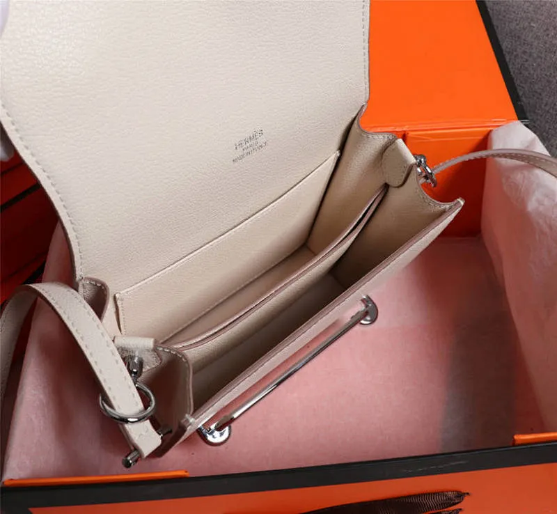 All Categories Official Website "Brand Women's Bags" Women's Bags 💙 Hermes Small Size 58002600 Large Size 58002800 Hermes Yang Mi's same style pig nose is available for sale now. It is so beautiful in person that it refuses huge profits. The lines are clear. The leather is comfortable original leather, with a fashionable pig nose-shaped buckle. The stitching is neat and fine, and the oil edge can only appear after repeated repetitions.