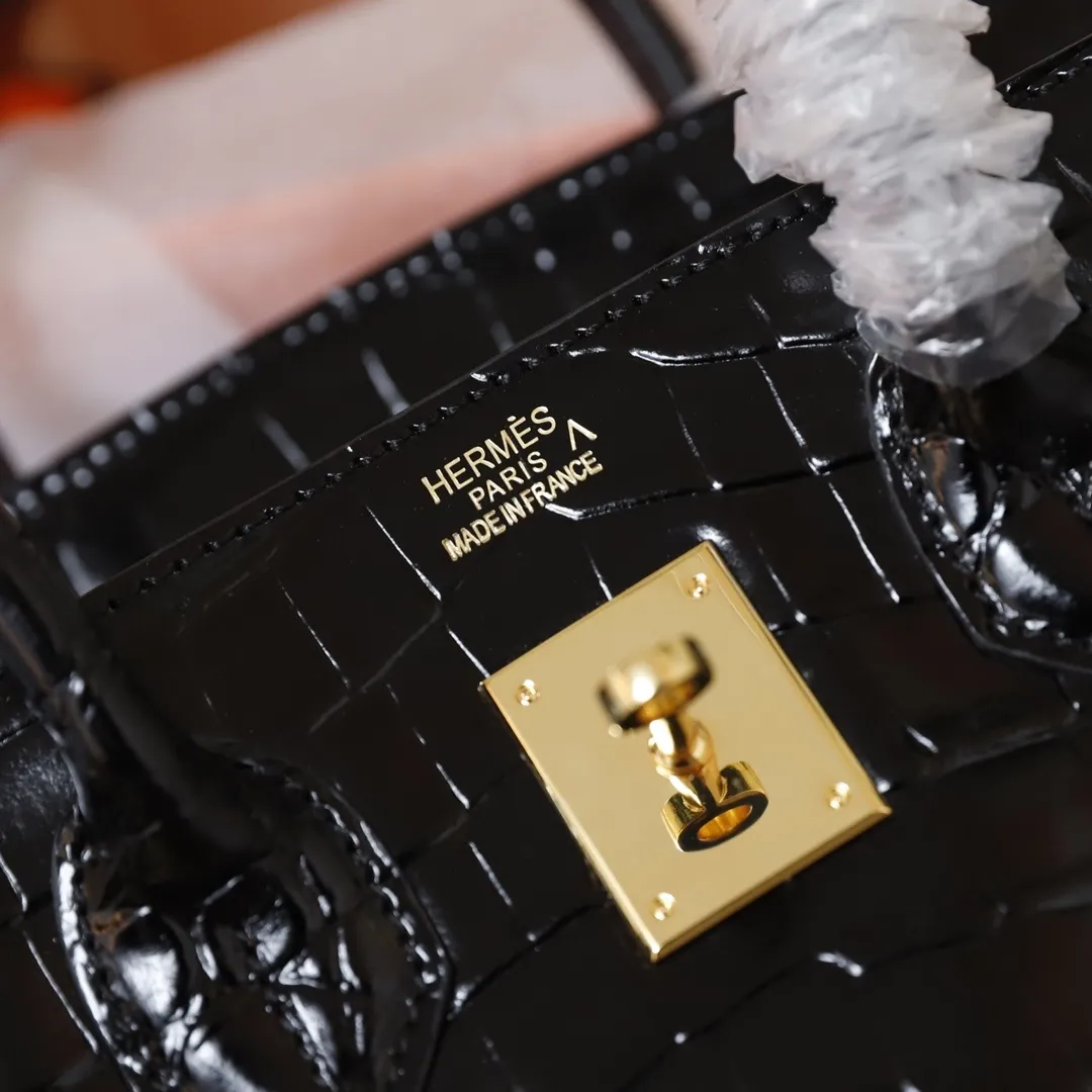 All Categories Official Website "Brand Women's Bags" Women's Bags 💙 Hermes (original order, new background) Hermes H Birkin glossy crocodile CK67 Vert Fonce 30cm 58004500 35cm 58004700 The most beautiful and classic high-gloss crocodile pattern among the favorites! Unique texture, pure steel