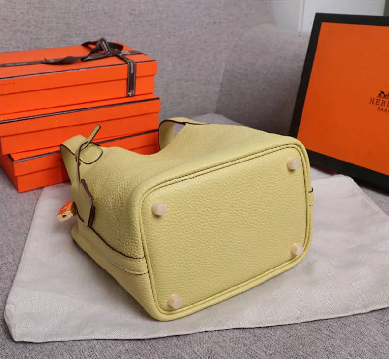 All Categories Official Website "Brand Women's Bags" Women's Bags 💙 Hermes Small Size 58002400 Large Size 58002600 We are all repeat customers. If you can only bring one bag when traveling, it must be the Hermès vegetable basket picotin... Reason: ️The bag shape is casual and elegant, and it can be easily matched with many clothes worn when traveling.