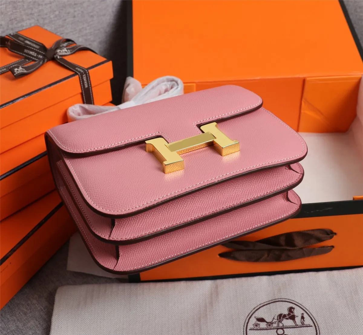 All categories Official website "Brand Women's Bags" Women's bags 💙 Hermes Hermès Made in France Large size 58002800 Small size 58002600 constance stewardess bag ☣️Genuine epsom leather pure steel silver-plated buckle Genuine leather source super good feel Accessories stainless steel laser logo perfect flip arc and three-dimensionality