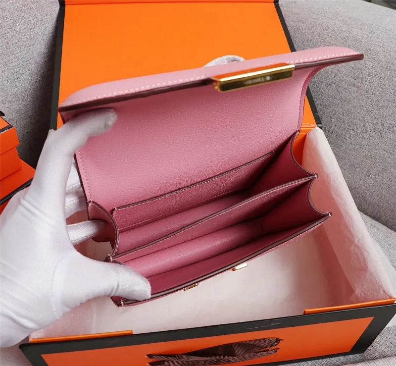 All categories Official website "Brand Women's Bags" Women's bags 💙 Hermes Hermès Made in France Large size 58002800 Small size 58002600 constance stewardess bag ☣️Genuine epsom leather pure steel silver-plated buckle Genuine leather source super good feel Accessories stainless steel laser logo perfect flip arc and three-dimensionality