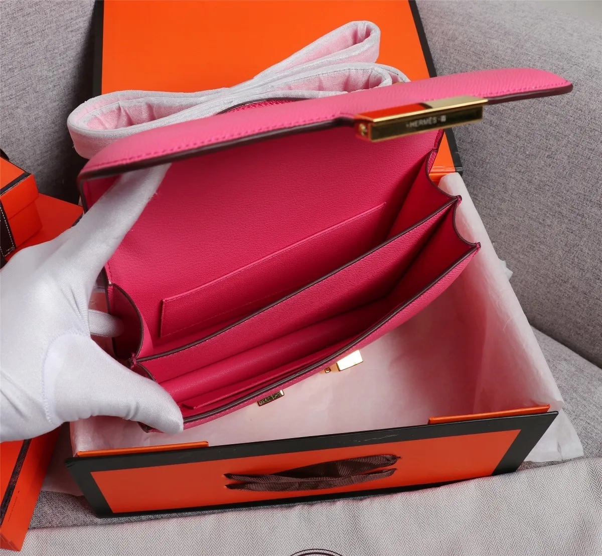 All categories Official website "Brand Women's Bags" Women's bags 💙 Hermes Hermès Made in France Large size 58002800 Small size 58002600 constance stewardess bag ☣️Genuine epsom leather pure steel silver-plated buckle Genuine leather source super good feel Accessories stainless steel laser logo perfect flip arc and three-dimensionality
