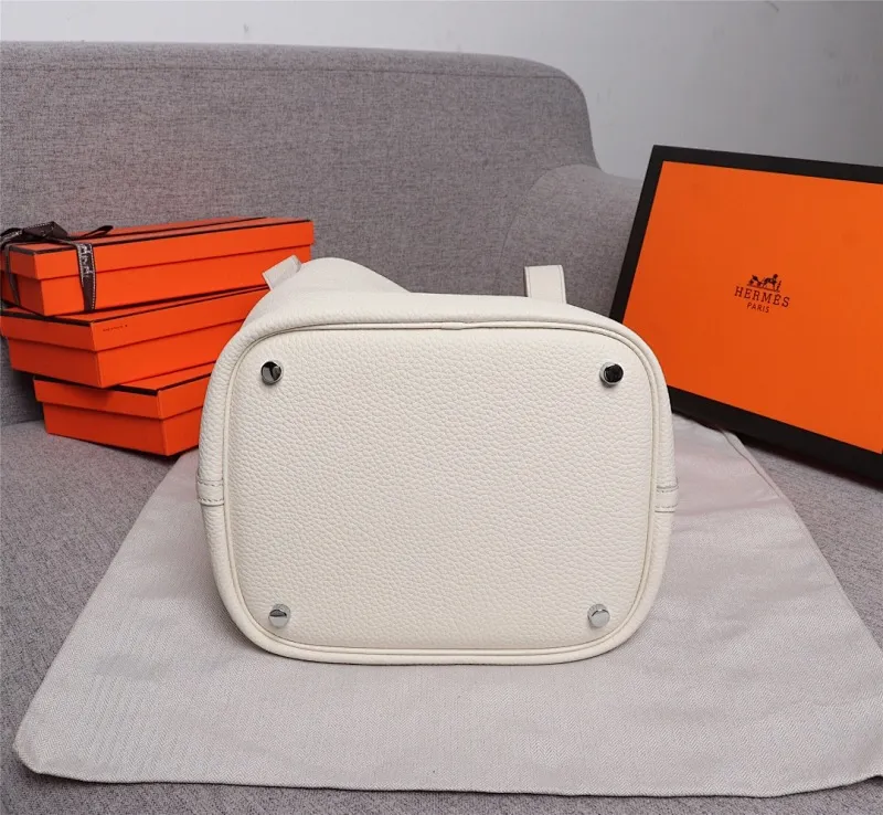 All Categories Official Website "Brand Women's Bags" Women's Bags 💙 Hermes Small Size 58002300 Large Size 58002500 We are all repeat customers. If you can only bring one bag when traveling, it must be the Hermès vegetable basket picotin... Reason: ️The bag shape is casual and elegant, and it can be easily matched with many clothes worn when traveling.