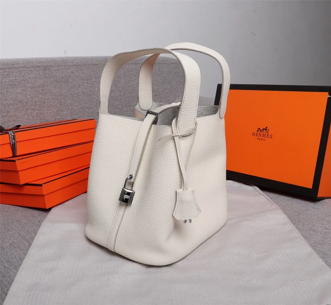 All Categories Official Website "Brand Women's Bags" Women's Bags 💙 Hermes Small Size 58002300 Large Size 58002500 We are all repeat customers. If you can only bring one bag when traveling, it must be the Hermès vegetable basket picotin... Reason: ️The bag shape is casual and elegant, and it can be easily matched with many clothes worn when traveling.