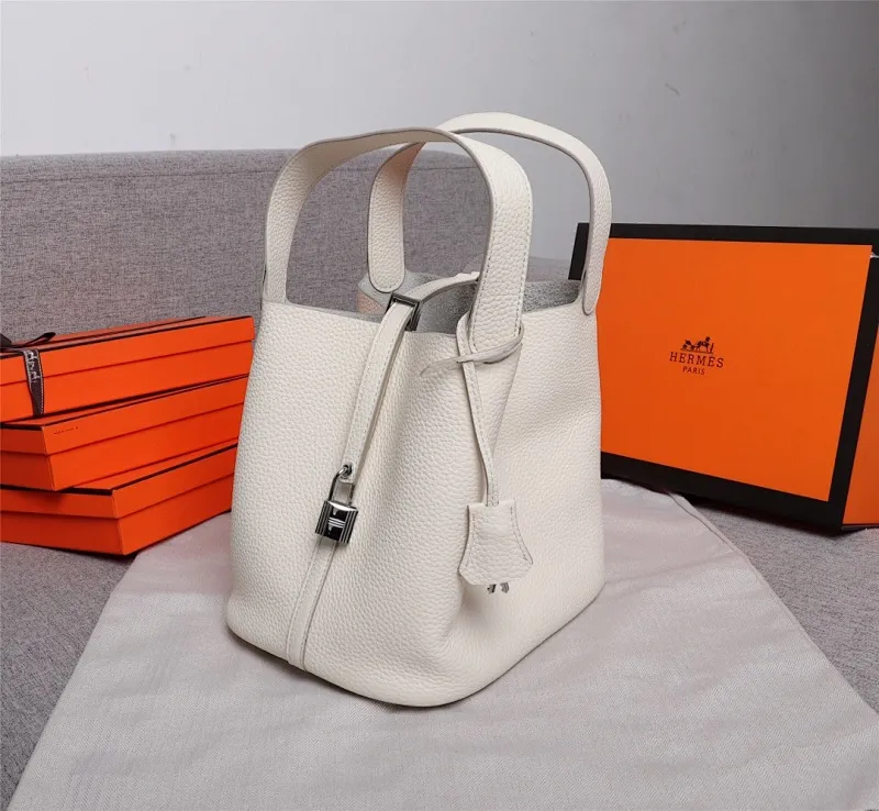 All Categories Official Website "Brand Women's Bags" Women's Bags 💙 Hermes Small Size 58002300 Large Size 58002500 We are all repeat customers. If you can only bring one bag when traveling, it must be the Hermès vegetable basket picotin... Reason: ️The bag shape is casual and elegant, and it can be easily matched with many clothes worn when traveling.