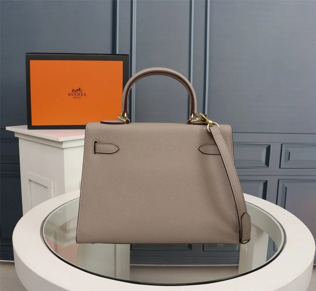 All Categories Official Website "Brand Women's Bags" Women's Bags 💙 Hermes 2022 official new Hermes women's hand-carrying cross-body dual-use bag wholesale cowhide palm print customization Large size 58002500 Medium size 58002300 Small size 58002300 High quality Size: Large size 28-22-10CM Medium size 25-17