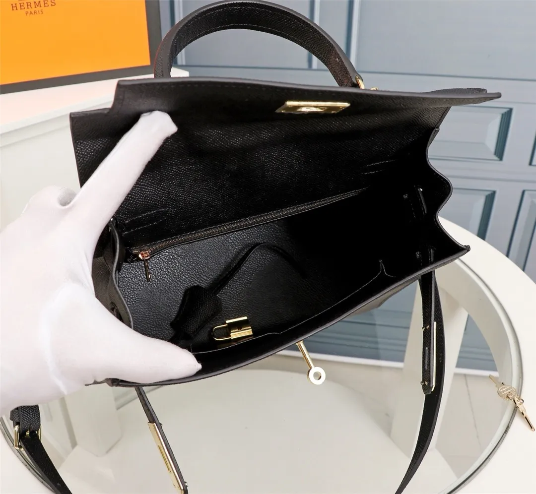 All Categories Official Website "Brand Women's Bags" Women's Bags 💙 Hermes 2022 official new Hermes women's hand-carrying cross-body dual-use bag wholesale cowhide palm print customization Large size 58002500 Medium size 58002300 Small size 58002300 High quality Size: Large size 28-22-10CM Medium size 25-17