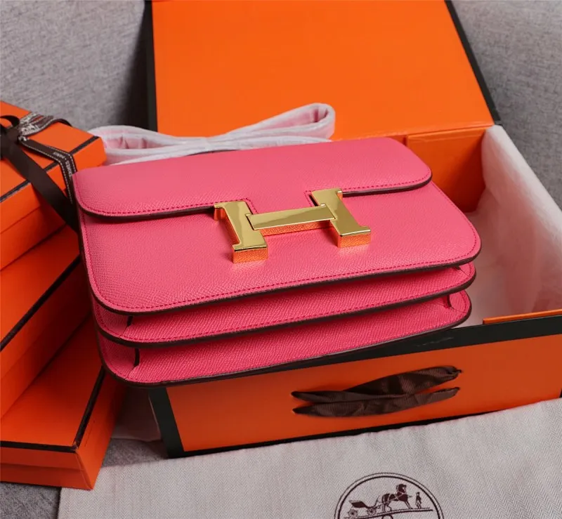 All categories Official website "Brand Women's Bags" Women's Bags 💙 Hermes 2022 Official New Hermès Women's Crossbody Bag Wholesale Genuine Epsom leather Pure steel silver-plated buckle Large size 58002500 Small size 58002300 High quality Size: Large size 22-6-17CM Small size 19-5-14.5CM
