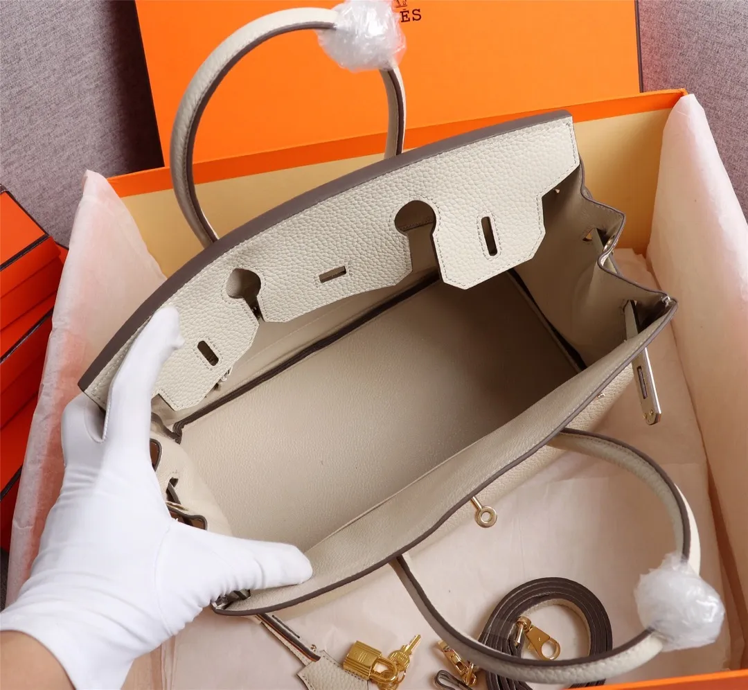 All Categories Official Website "Brand Women's Bags" Women's Bags 💙 Hermes (exclusive factory code, goat pattern inside) Hermès Hermès platinum first layer with lychee pattern, not common in the market, inside zipper puller, copper lock with logo, 25cm 58002800 30cm 58003000 35cm 58003200 五