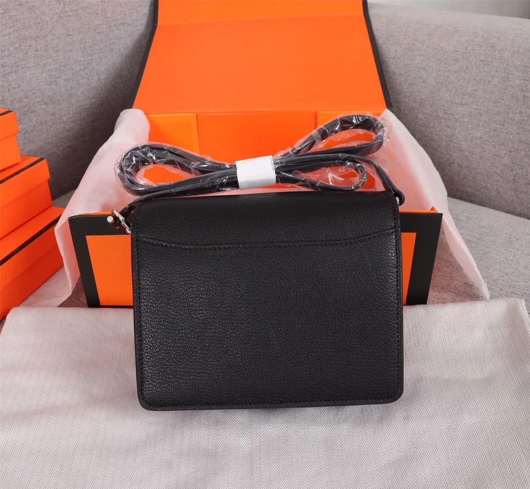 All Categories Official Website "Brand Women's Bags" Women's Bags 💙 Hermes Small Size 58002600 Large Size 58002800 Hermes Yang Mi's same style pig nose is available for sale now. It is so beautiful in person that it refuses huge profits. The lines are clear. The leather is comfortable original leather, with a fashionable pig nose-shaped buckle. The stitching is neat and fine, and the oil edge can only appear after repeated repetitions.