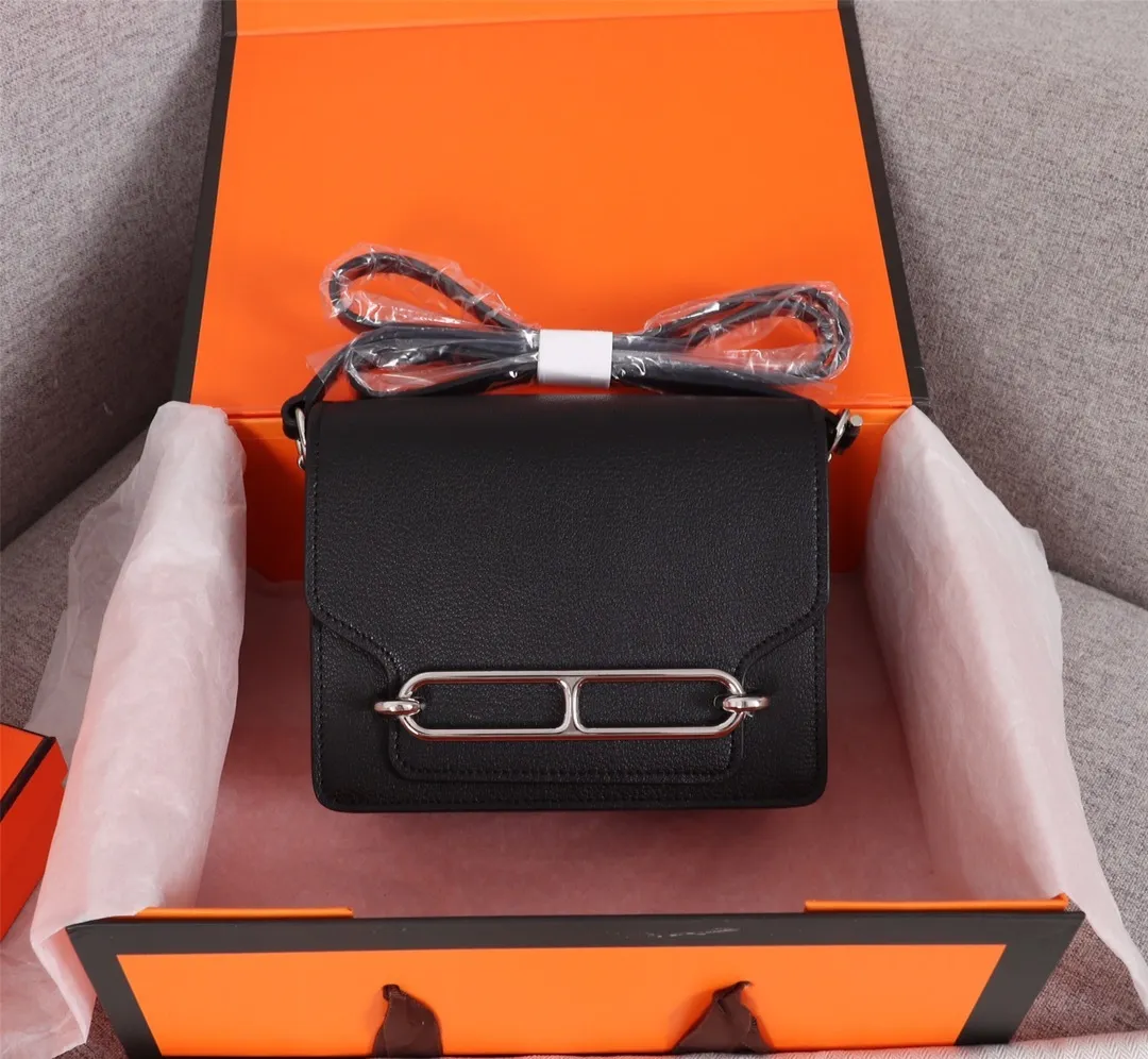 All Categories Official Website "Brand Women's Bags" Women's Bags 💙 Hermes Small Size 58002600 Large Size 58002800 Hermes Yang Mi's same style pig nose is available for sale now. It is so beautiful in person that it refuses huge profits. The lines are clear. The leather is comfortable original leather, with a fashionable pig nose-shaped buckle. The stitching is neat and fine, and the oil edge can only appear after repeated repetitions.