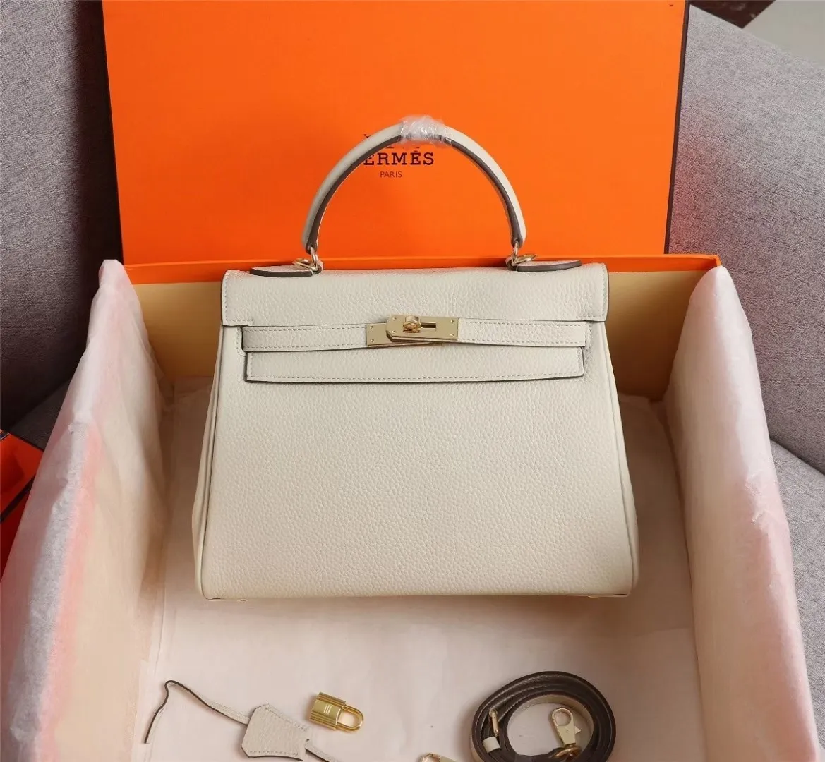 All Categories Official Website "Brand Women's Bags" Women's Bags 💙 Hermes Kelly Original Princess Bag (exclusive factory code) three sizes in stock. 25cm 58002700 28cm 58002900 32cm 58003200 Top configuration, original factory workmanship, original hardware, guaranteed to never fade, original calf leather outer