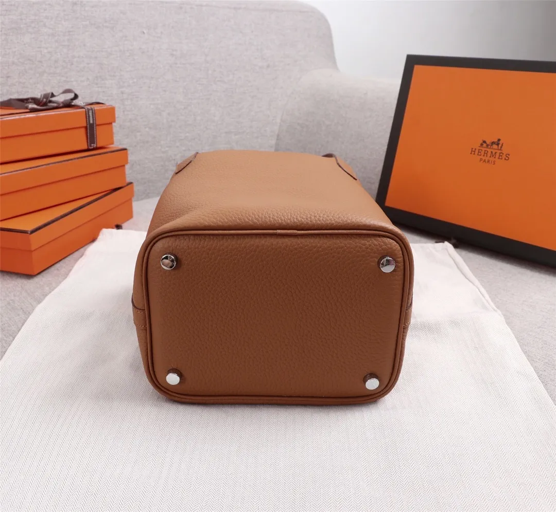All Categories Official Website "Brand Women's Bags" Women's Bags 💙 Hermes Small Size 58002300 Large Size 58002500 We are all repeat customers. If you can only bring one bag when traveling, it must be the Hermès vegetable basket picotin... Reason: ️The bag shape is casual and elegant, and it can be easily matched with many clothes worn when traveling.