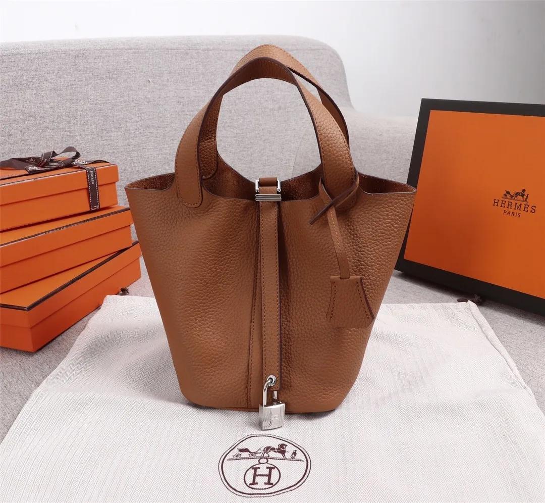 All Categories Official Website "Brand Women's Bags" Women's Bags 💙 Hermes Small Size 58002300 Large Size 58002500 We are all repeat customers. If you can only bring one bag when traveling, it must be the Hermès vegetable basket picotin... Reason: ️The bag shape is casual and elegant, and it can be easily matched with many clothes worn when traveling.