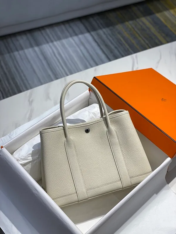All Categories Official Website "Brand Women's Bags" Women's Bags 💙 Hermes Hermes Large Size 58003500 Small Size 58003300 Look for exclusive quality🐂🐂Exclusive factory coded garden bag Garden party One of the classic masterpieces of Hermes Cowhide women's handbag A must-have for leisure travel 💖More attractive