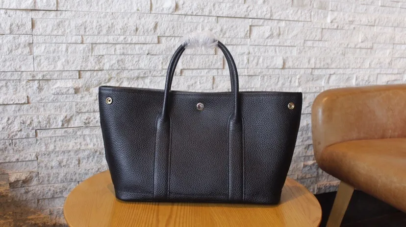 All Categories Official Website "Brand Women's Bags" Women's Bags 💙 Hermes Hermes Large Size 58003500 Small Size 58003300 Look for exclusive quality🐂🐂Exclusive factory coded garden bag Garden party One of the classic masterpieces of Hermes Cowhide women's handbag A must-have for leisure travel 💖More attractive