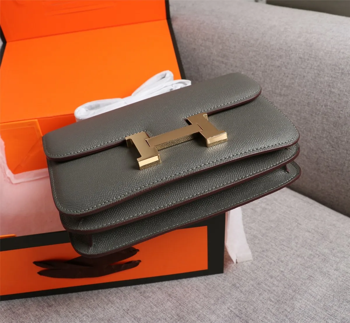 All categories Official website "Brand Women's Bags" Women's Bags 💙 Hermes 2022 Official New Hermès Women's Crossbody Bag Wholesale Genuine Epsom leather Pure steel silver-plated buckle Large size 58002500 Small size 58002300 High quality Size: Large size 22-6-17CM Small size 19-5-14.5CM