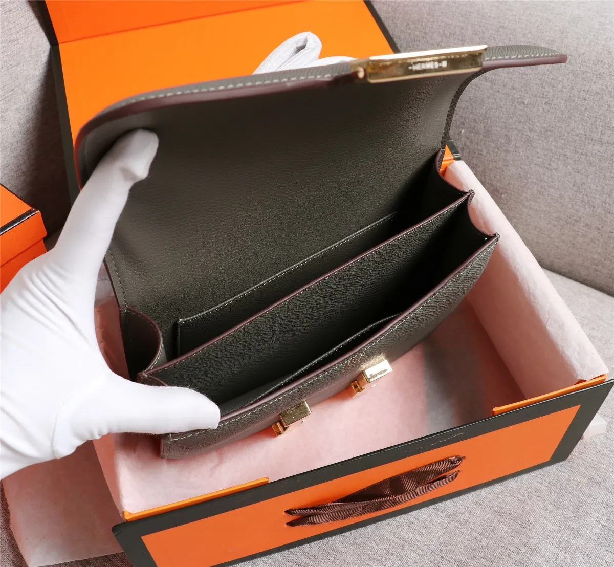 All categories Official website "Brand Women's Bags" Women's Bags 💙 Hermes 2022 Official New Hermès Women's Crossbody Bag Wholesale Genuine Epsom leather Pure steel silver-plated buckle Large size 58002500 Small size 58002300 High quality Size: Large size 22-6-17CM Small size 19-5-14.5CM