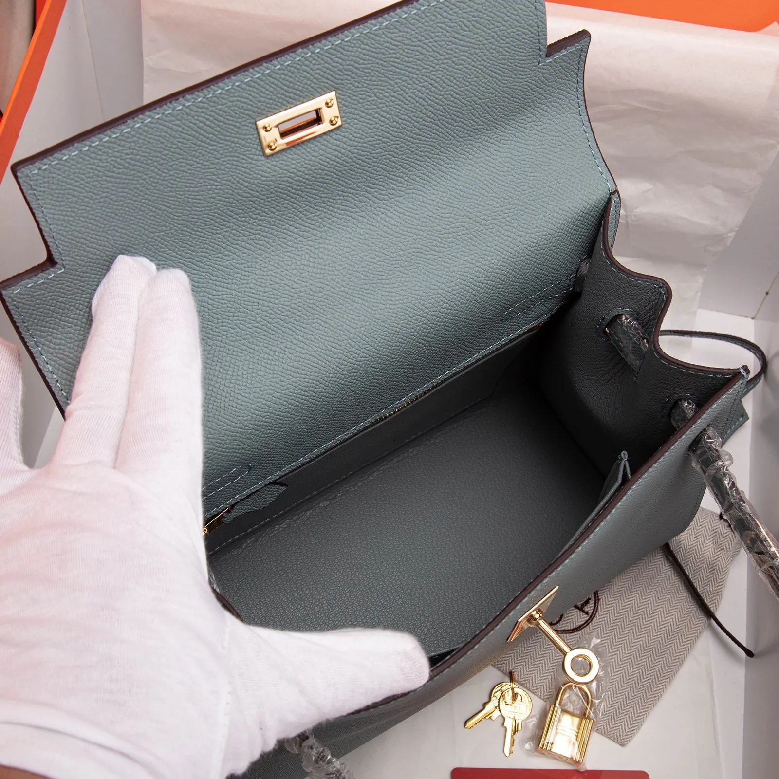 All Categories Official Website "Brand Women's Bags" Women's Bags 💙 Hermes 2022 Official New Hermès Women's Hand-Crossbody Two-Purpose Bag Wholesale Cowhide Palm Print Large Size 58002500 Small Size 58002300 High Quality Size: Large Size 28-22-10CM Small Size 25-17-7CM