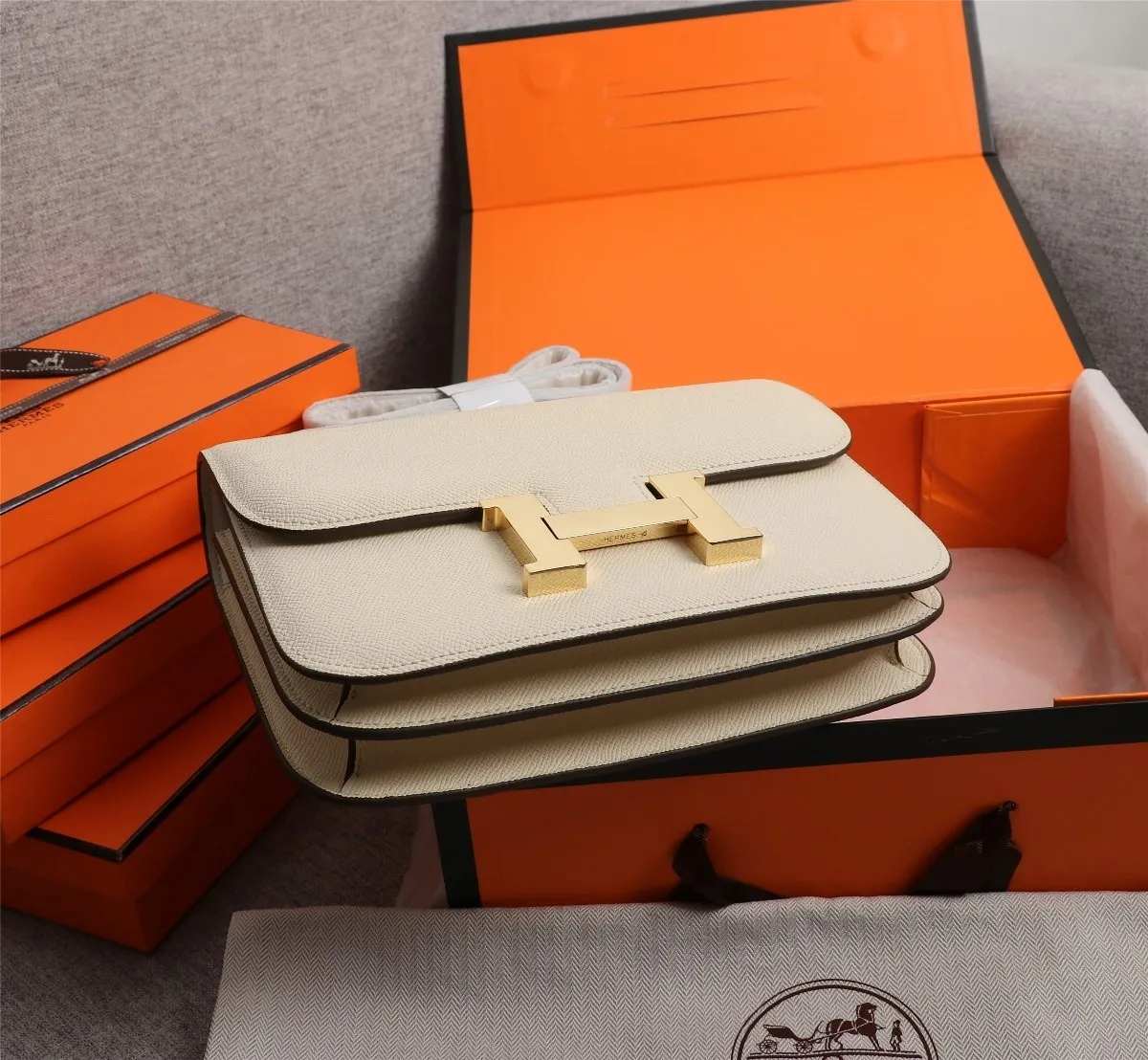 All categories Official website "Brand Women's Bags" Women's Bags 💙 Hermes 2022 Official New Hermès Women's Crossbody Bag Wholesale Genuine Epsom leather Pure steel silver-plated buckle Large size 58002500 Small size 58002300 High quality Size: Large size 22-6-17CM Small size 19-5-14.5CM