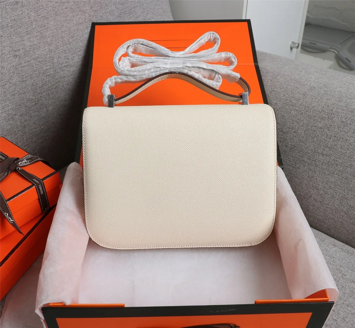 All categories Official website "Brand Women's Bags" Women's bags 💙 Hermes Hermès Made in France Large size 58002800 Small size 58002600 constance stewardess bag ☣️Genuine epsom leather pure steel silver-plated buckle Genuine leather source super good feel Accessories stainless steel laser logo perfect flip arc and three-dimensionality