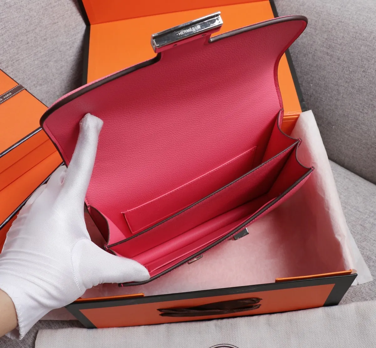 All categories Official website "Brand Women's Bags" Women's Bags 💙 Hermes 2022 Official New Hermès Women's Crossbody Bag Wholesale Genuine Epsom leather Pure steel silver-plated buckle Large size 58002500 Small size 58002300 High quality Size: Large size 22-6-17CM Small size 19-5-14.5CM