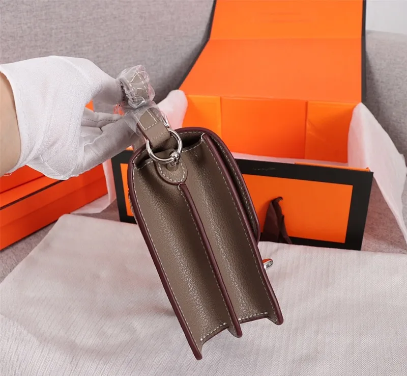 All Categories Official Website "Brand Women's Bags" Women's Bags 💙 Hermes Small Size 58002600 Large Size 58002800 Hermes Yang Mi's same style pig nose is available for sale now. It is so beautiful in person that it refuses huge profits. The lines are clear. The leather is comfortable original leather, with a fashionable pig nose-shaped buckle. The stitching is neat and fine, and the oil edge can only appear after repeated repetitions.