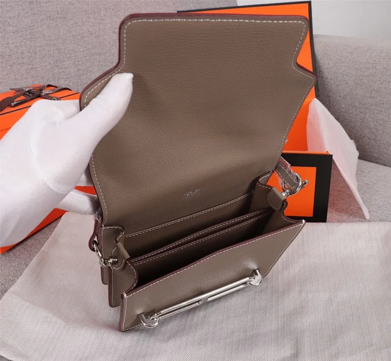 All Categories Official Website "Brand Women's Bags" Women's Bags 💙 Hermes Small Size 58002600 Large Size 58002800 Hermes Yang Mi's same style pig nose is available for sale now. It is so beautiful in person that it refuses huge profits. The lines are clear. The leather is comfortable original leather, with a fashionable pig nose-shaped buckle. The stitching is neat and fine, and the oil edge can only appear after repeated repetitions.