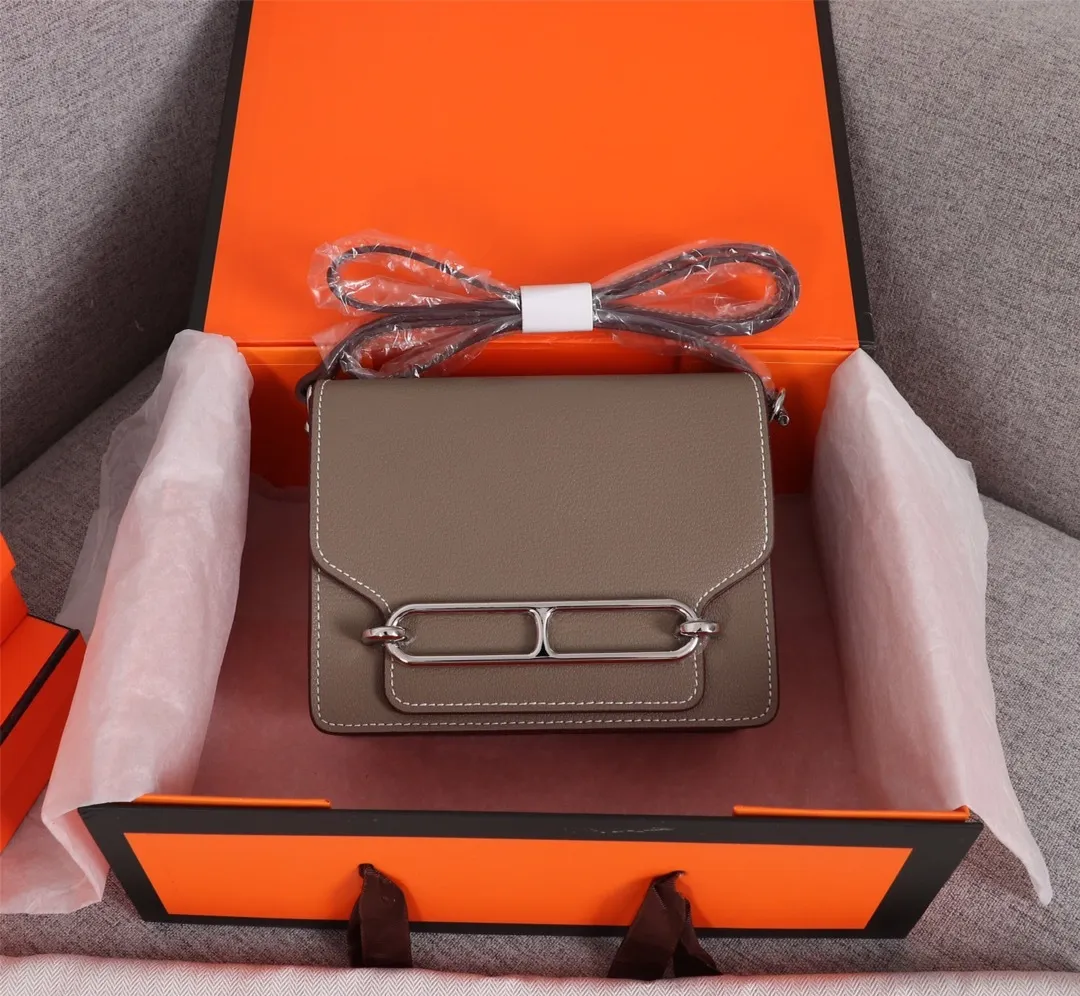 All Categories Official Website "Brand Women's Bags" Women's Bags 💙 Hermes Small Size 58002600 Large Size 58002800 Hermes Yang Mi's same style pig nose is available for sale now. It is so beautiful in person that it refuses huge profits. The lines are clear. The leather is comfortable original leather, with a fashionable pig nose-shaped buckle. The stitching is neat and fine, and the oil edge can only appear after repeated repetitions.