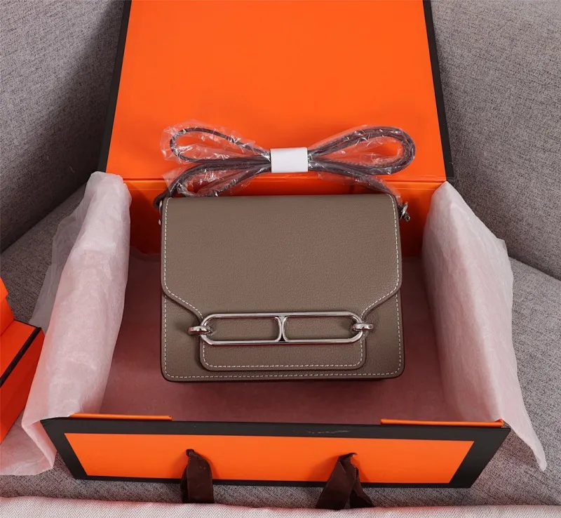 All Categories Official Website "Brand Women's Bags" Women's Bags 💙 Hermes Small Size 58002600 Large Size 58002800 Hermes Yang Mi's same style pig nose is available for sale now. It is so beautiful in person that it refuses huge profits. The lines are clear. The leather is comfortable original leather, with a fashionable pig nose-shaped buckle. The stitching is neat and fine, and the oil edge can only appear after repeated repetitions.