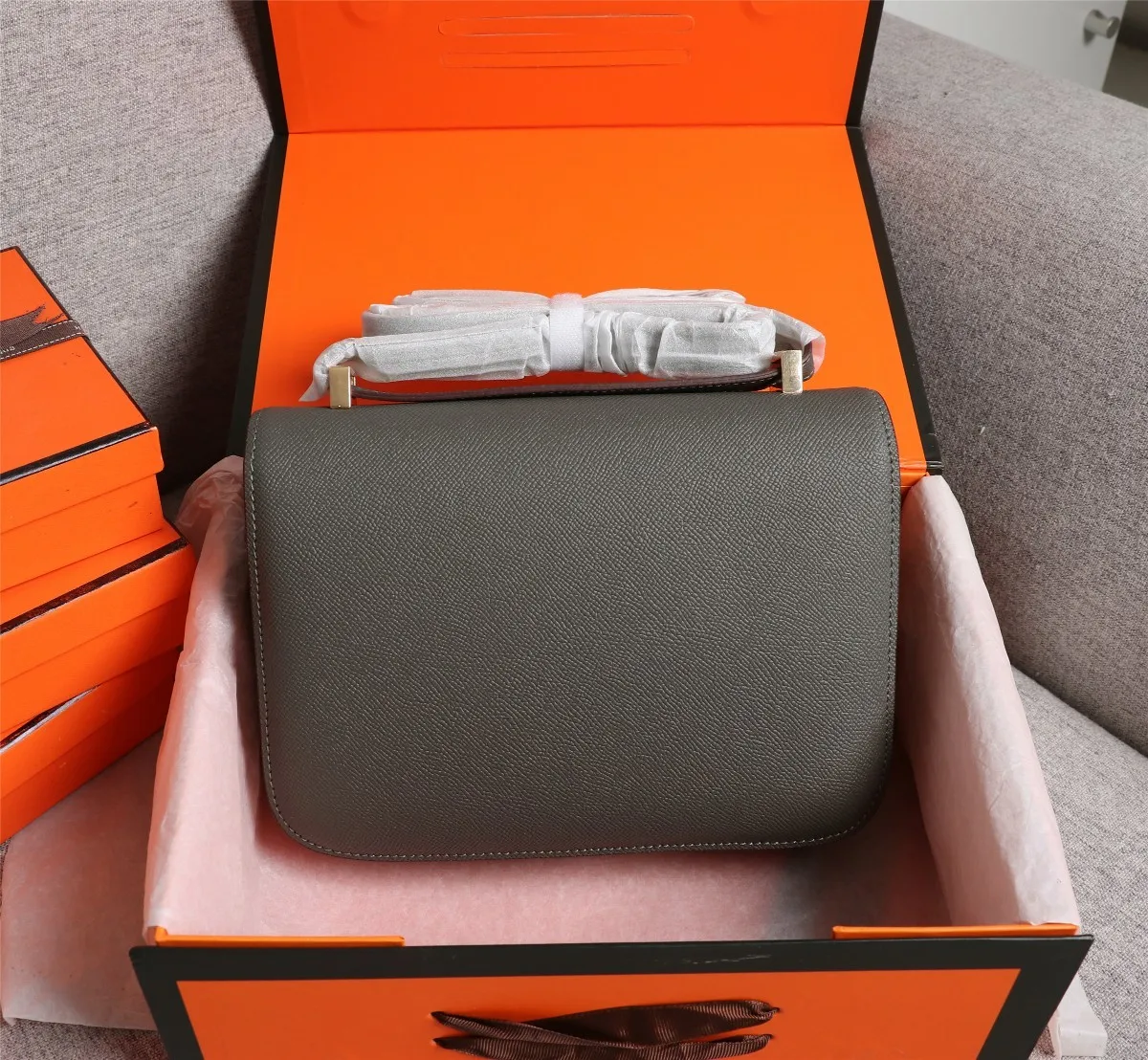 All categories Official website "Brand Women's Bags" Women's bags 💙 Hermes Hermès Made in France Large size 58002800 Small size 58002600 constance stewardess bag ☣️Genuine epsom leather pure steel silver-plated buckle Genuine leather source super good feel Accessories stainless steel laser logo perfect flip arc and three-dimensionality