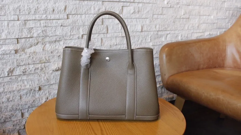 All categories Official website "Brand Women's Bags" Women's Bags 💙 Hermes 2022 Official New Hermès Cowhide Handbag Wholesale Small size 58003300 Large size 58003500 High quality Size: Small size 31-20-15CM Large size 36-24-17CM