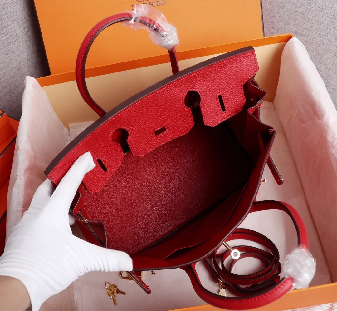 All Categories Official Website "Brand Women's Bags" Women's Bags 💙 Hermes (exclusive factory code, goat pattern inside) Hermès Hermès platinum first layer with lychee pattern, not common in the market, inside zipper puller, copper lock with logo, 25cm 58002800 30cm 58003000 35cm 58003200 五