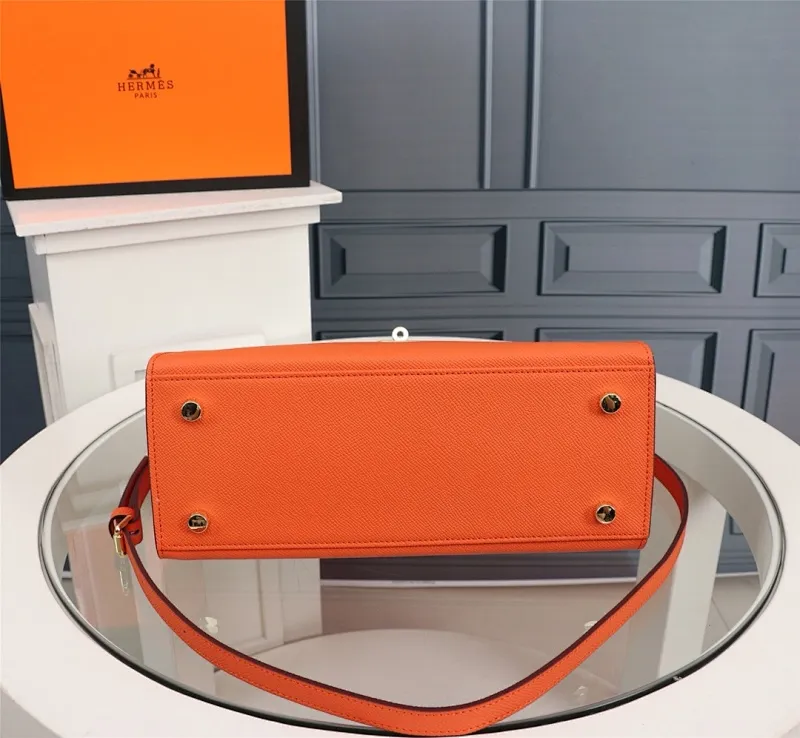 All Categories Official Website "Brand Women's Bags" Women's Bags 💙 Hermes 2022 official new Hermes women's hand-carrying cross-body dual-use bag wholesale cowhide palm print customization Large size 58002500 Medium size 58002300 Small size 58002300 High quality Size: Large size 28-22-10CM Medium size 25-17