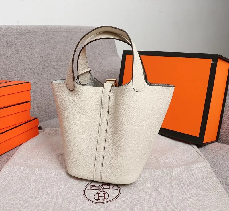 All Categories Official Website "Brand Women's Bags" Women's Bags 💙 Hermes 2022 Official New Hermès Vegetable Basket Women's Hand Crossbody Two-Purpose Bag Wholesale Large Size 58002300 Small Size 58002200 High Quality Size: Large Size 22CM Small Size 18CM